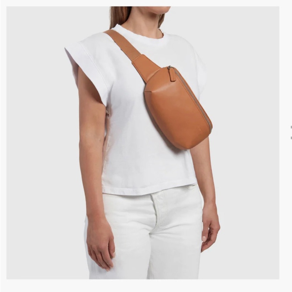 Monos Metro Sling Saddle Tan, Vegan leather